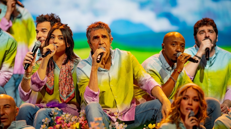 Julien Clerc et ses collègues de la troupe des Enfoirés lors du spectacle Un air d’Enfoirés, en 2022