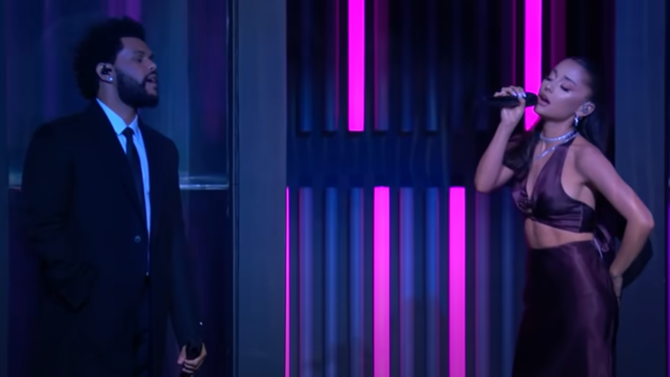 Ariana Grande et The Weeknd  lors de leur duo sur Save Your Tears en 2021
