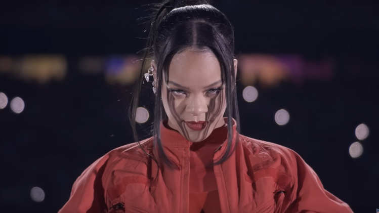 Rihanna sur scène lors de la mi-temps du Superbowl 2023