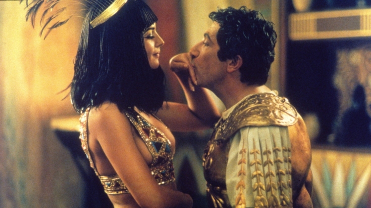 Cléopâtre (Monica Bellucci) et César (Alain Chabat) se chamaillent dans le film Astérix et Obélix Mission Cléopatre