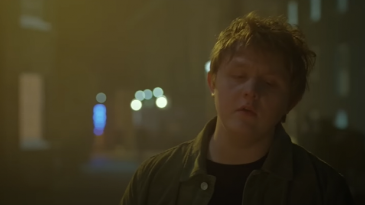 Lewis Capaldi dans son clip Someone you Loved 
