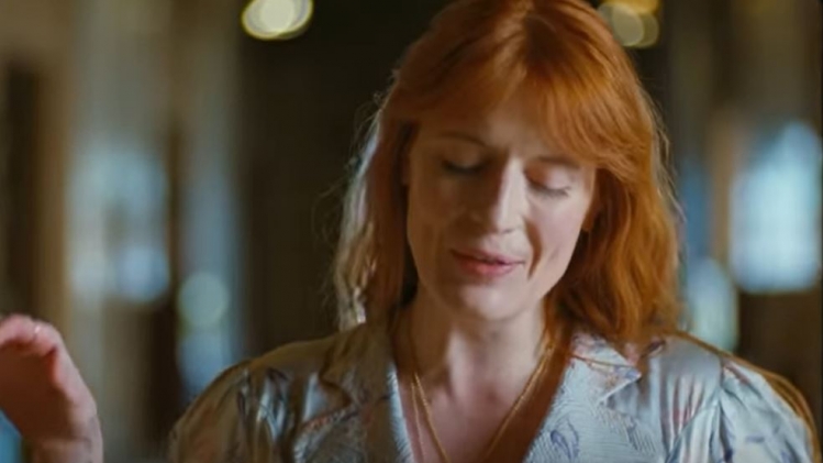 Florence Welch, ici dans le clip Hunger de son groupe Florence + The Machine, va adapter Gatsby le Magnifique en musical.
