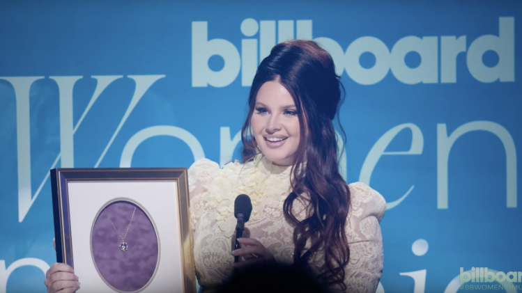 Lana Del Rey reçoit son prix aux Billboard Women of The Year - Capture d