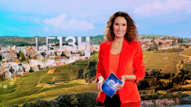 Marie-Sophie Lacarrau sur le plateau du JT de 13H sur TF1.
