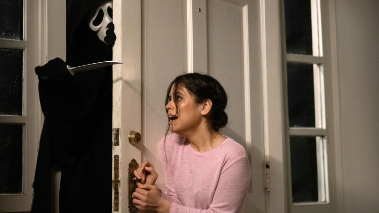 Jenna Ortega essaye de survivre à Ghostface, ici dans Scream 5
