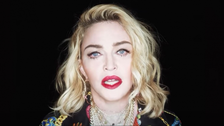 Madonna, ici dans son clip Crave, sort trois titres inédits en collaboration avec Christine and the Queens.