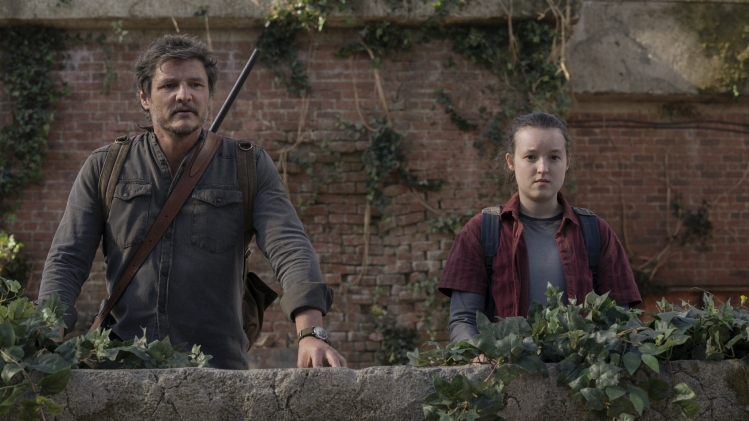 Joel Miller (Pedro Pascal) et Ellie (Bella Ramsey) dans The Last of Us.