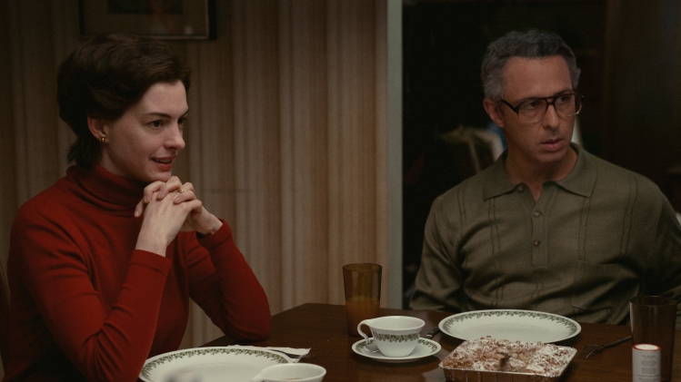 Anne Hathaway (Esther Graff) et Jeremy Strong (Irving Graff) dans le film Armaggedon Time 