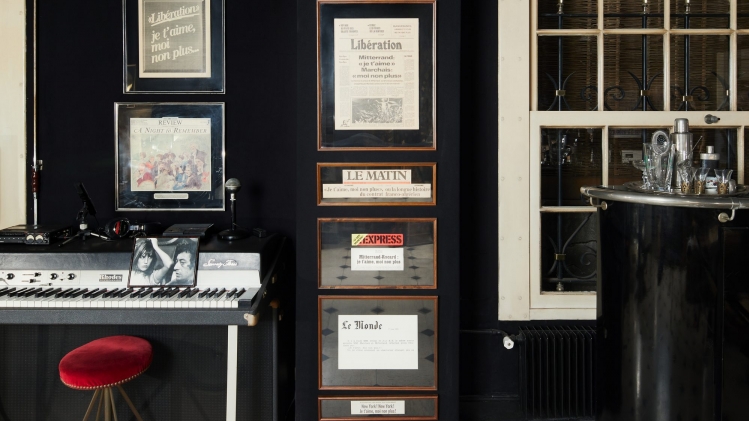 Un mur de Unes de journaux au domicile de Serge Gainsbourg, 5 bis rue de Verneuil, à admirer en images dans une exposition en son honneur au Centre Pompidou (Paris) avant l