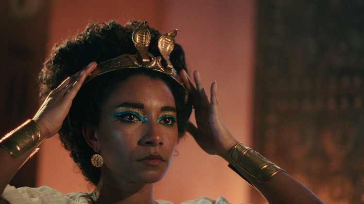 Adele James dans la peau de Cléopâtre pour le documentaire Queen Cleopatra de Netflix.