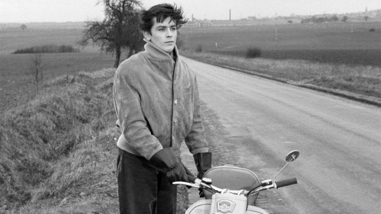 Alain Delon dans Sois belle et tais-toi sorti en 1958.