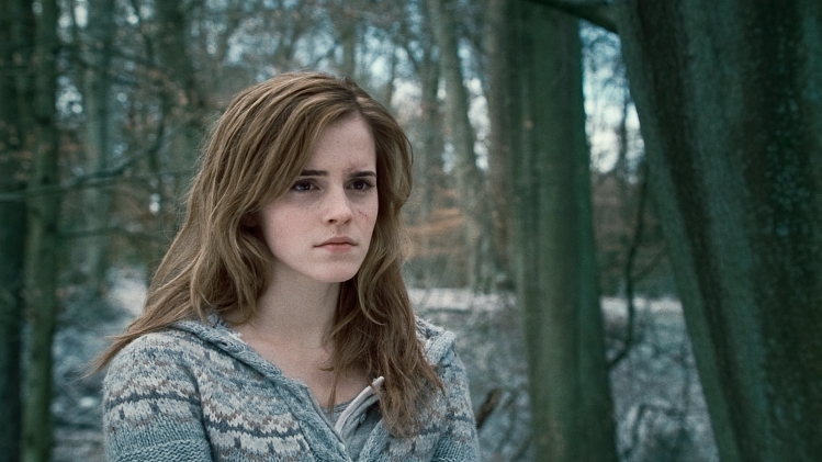 Emma Watson incarne Hermione Granger dans la saga de films Harry Potter, ici dans Les reliques de la mort, partie I. 