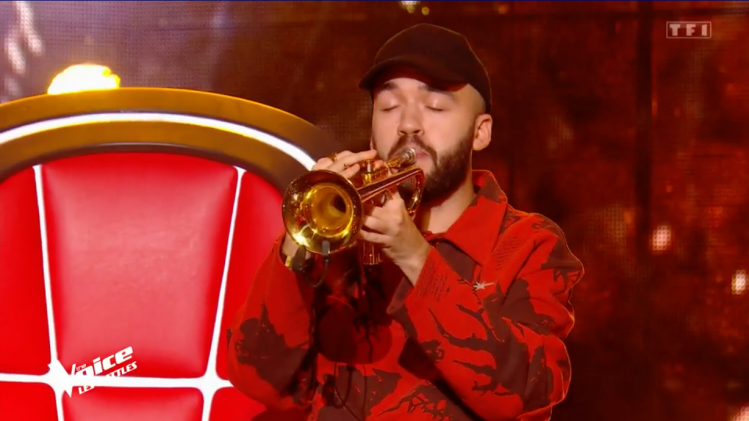 Oli a fait un solo de trompette sur la scène de The Voice