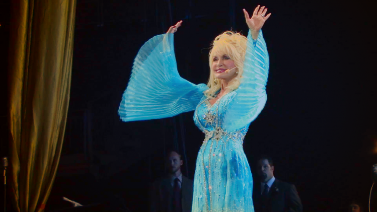Dolly Parton, ici lors du concert hommage MusiCares sur Netflix, sortira un album de reprises rock.