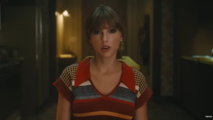 Taylor Swift, ici dans le clip Anti-Hero, est suspectée de préparer un livre autobiographique.