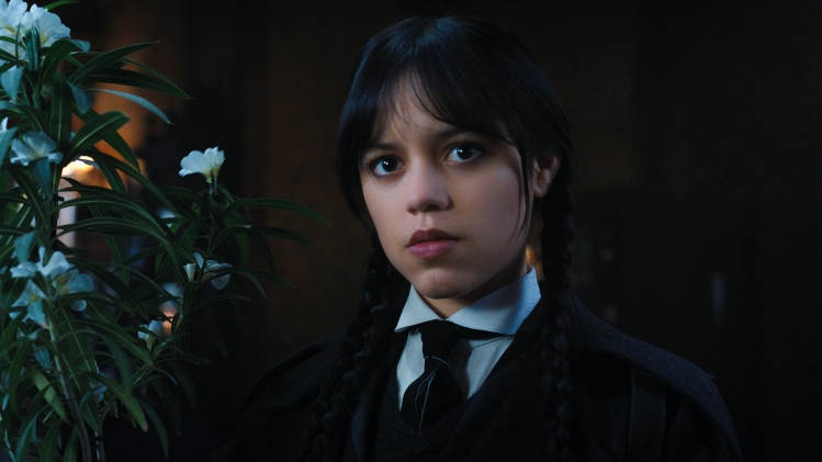 Jenna Ortega, ici dans Mercredi sur Netflix, jouera la fille de Lydia (Winona Ryder) dans Beetlejuice 2.