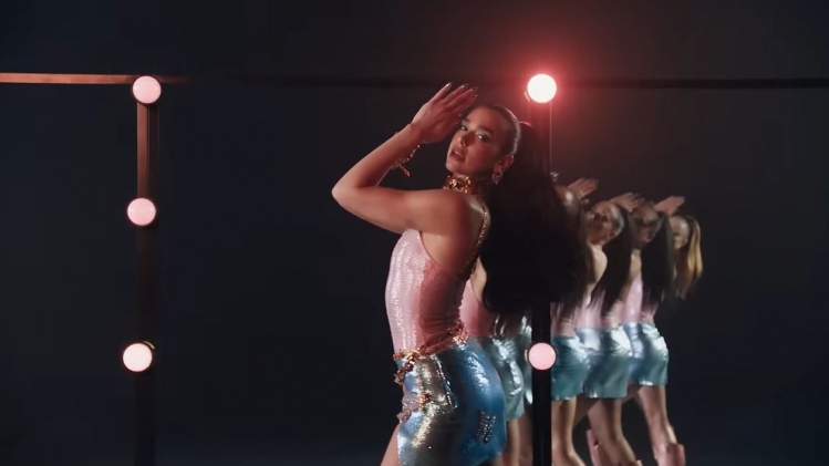 Dua Lipa dévoile Dance the Night, extrait de la bande originale du film Barbie.