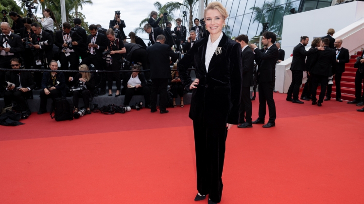 Louise Ekland sur le tapis rouge de la montée des marches du film Kaibutsu (Monster) lors du 76ème Festival International du Film de Cannes. 