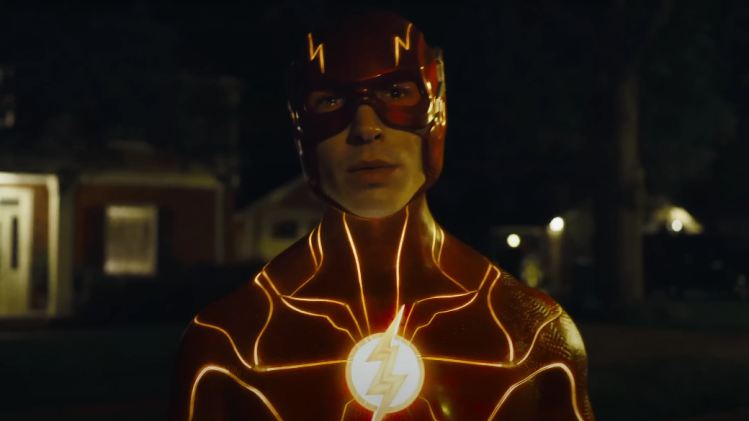 Ezra Miller dans le costume de The Flash 