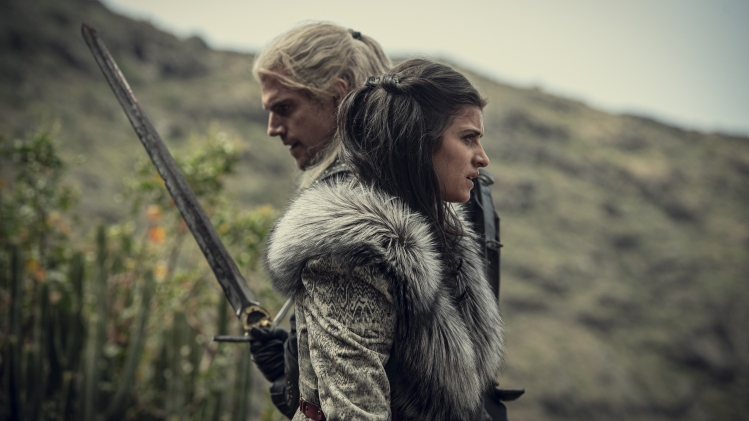 Yennefer (Anya Chalotra) et Henry Cavill (Geralt de Riv) dans la saison 1 de The Witcher.