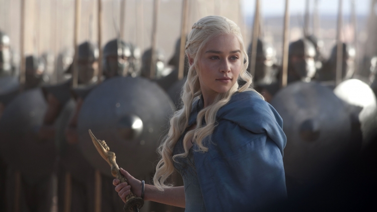 Emilia Clarke, ici dans Game of Thrones, défend les films à fonds verts de Marvel.