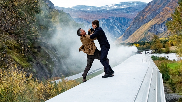 Ethan Hunt (Tom Cruise) et Gabriel (Esai Morales) durant une scène de combat de Mission : Impossible 7. 