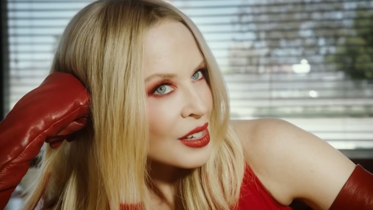 Kylie Minogue revient pochainement avec un nouvel album intitulé Tension.