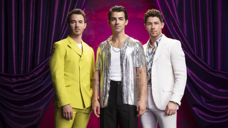 Les Jonas Brothers, ici dans leur série Netflix Family Roast, vont donner deux concerts en France au printemps 2024.