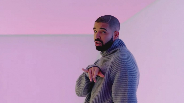 Drake, ici dans le clip Hotline Bing, sortira son nouvel album en août.