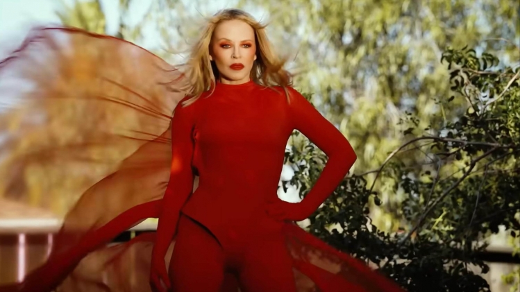 Kylie Minogue dans son nouveau clip Padam Padam, disponible sur Youtube. 