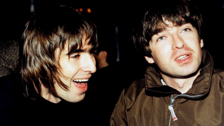 Le 8 novembre 1996, les deux frères, Liam (à gauche) et Noel Gallagher (à droite), membres du groupe Oasis, assistent au Q Magazine music Awards de Londres.