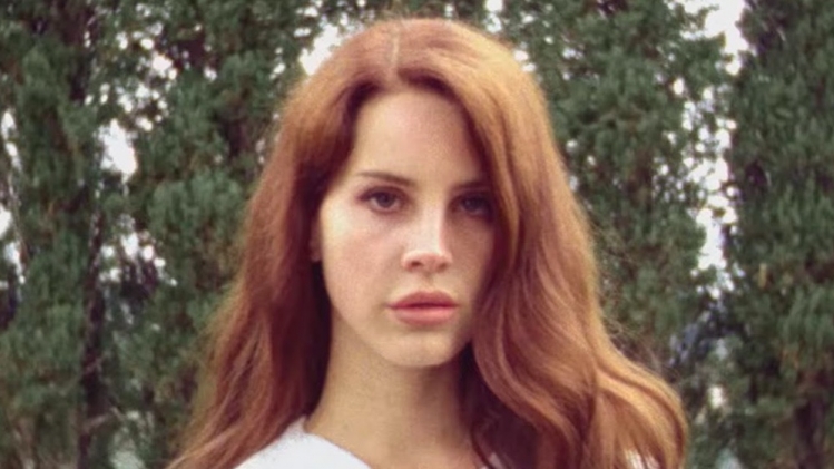 Lana Del Rey dans le clip Summertime Sadness.