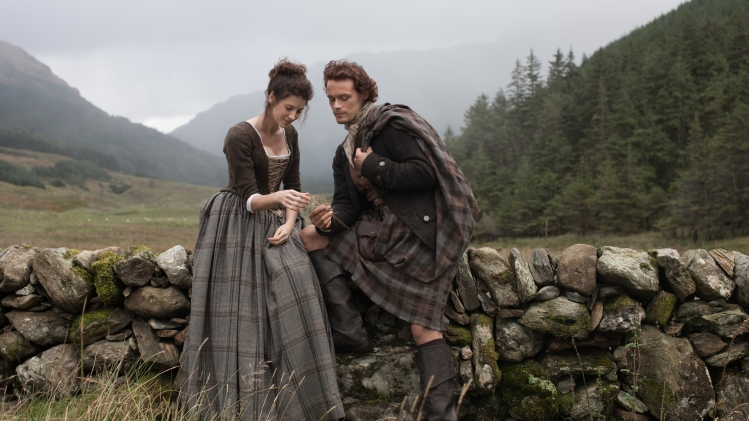 Outlander est basée sur les romans de Diana Gabaldon et a été lancée sur Starz en 2014. 
