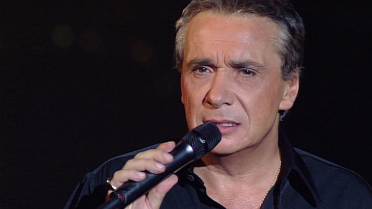 Michel Sardou a réagi à la polémique provoquée par Juliette Armanet, dégoûtée par sa chanson Les Lacs du Connemara.