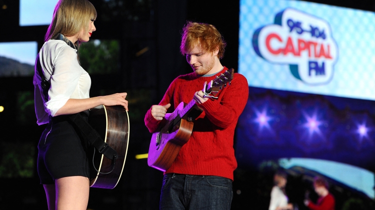 Taylor Swift en duo avec Ed Sheeran en 2013, au Wembley Stadium à Londres