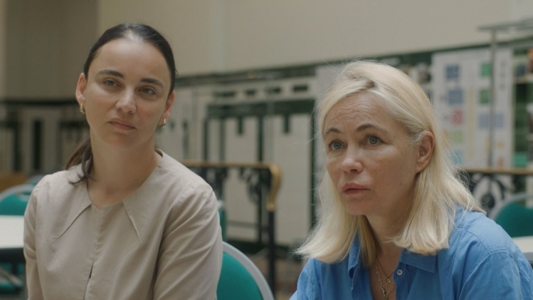 Emmanuelle Béart et Anastasia Mikova signent le documentaire Un silence si bruyant qui sera diffusé le 24 septembre prochain sur M6.