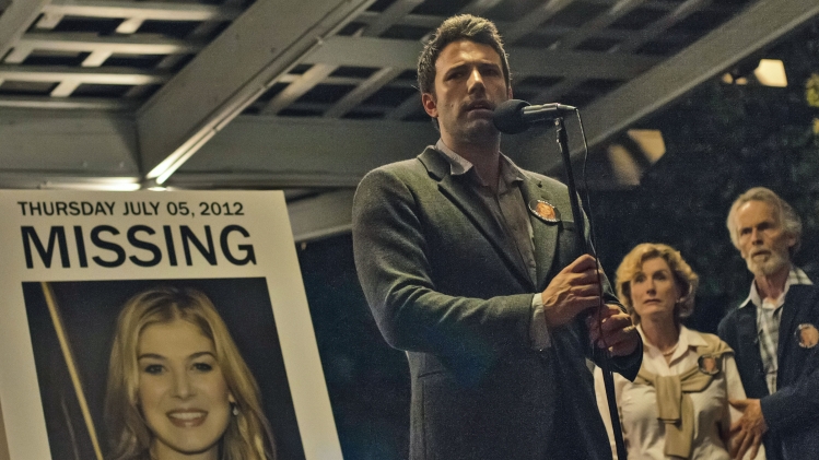 Nick (Ben Affleck) fait figure de suspect numéro un après la disparition de sa femme Amy (Rosamund Pike).