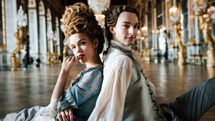 Emilia Schüle (Marie Antoinette) et Louis Cunningham (Louis) dans la saison 1 de Marie-Antoinette.