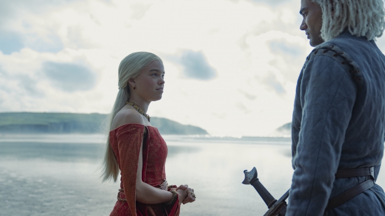 Rhaenyra Targaryen (Milly Alcock) et Laenor Velaryon (Theo Nate), dans la série House of the Dragon, diffusée en France sur OCS.