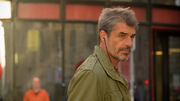 Le comédien Thierry Neuvic joue Max Vernet, policier, dans la série Infiltré(e).