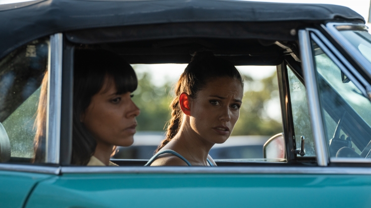 La nouvelle série Cannes, police criminelle ; diffusée ce lundi 9 octobre sur TF1, a été tournée en langue anglaise puis doublée par ses actrices françaises Lucie Lucas et Shy