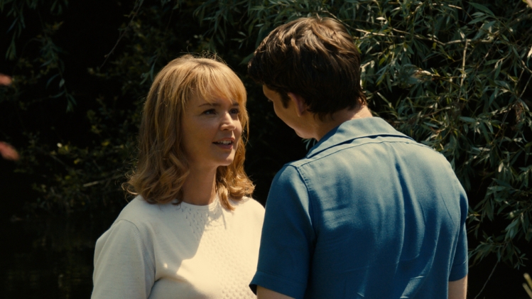 Virginie Efira et Niels Schneider jouent un couple que tout oppose dans le film.