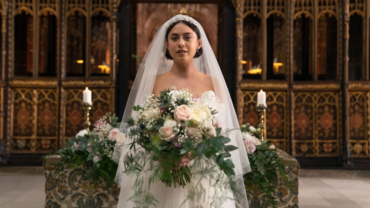 Rosa Salazar incarne Katie dans Wedding Season sur Disney+. 