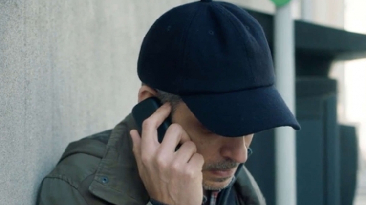 Dans le nouvel épisode de Demain nous appartient, John appelle son fils depuis un téléphone prépayé. 