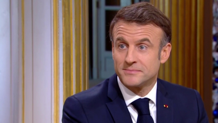 Sur le plateau de C à vous, Emmanuel Macron a réagi au dernier numéro de Complément d