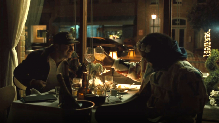 Dans le clip, Drake est montré en train de dîner au restaurant avec un ami avant de trouver la mort.