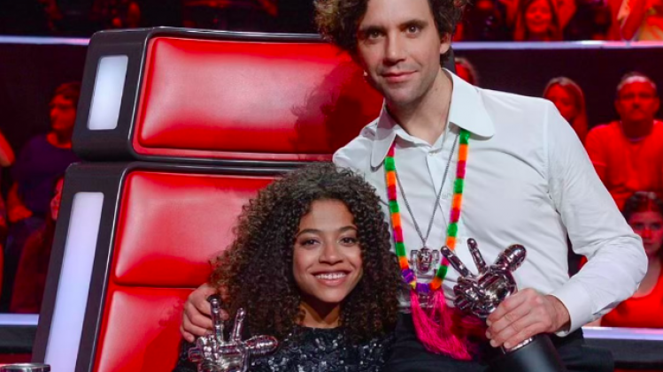 Mika et Whitney Marin dans la saison 8 de The Voice.