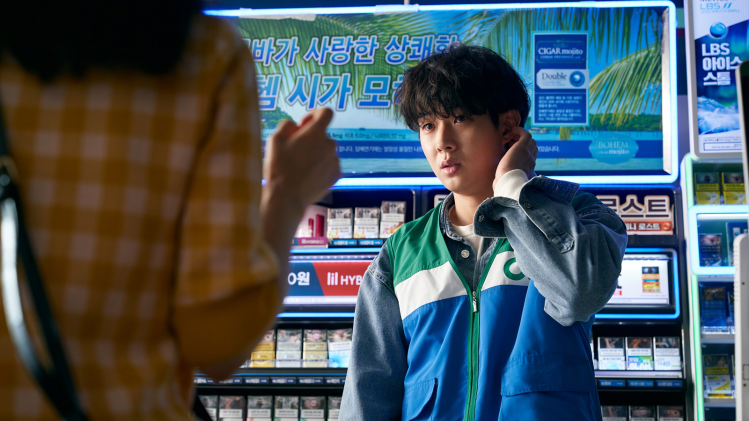 Choi Woo-sik, connu pour son rôle dans Parasite de Bong Joon-ho, campe le personnage principal de A Killer Paradox.