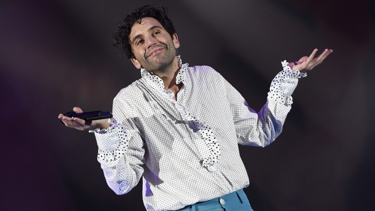 Le chanteur Mika, sur scène, en 2020.