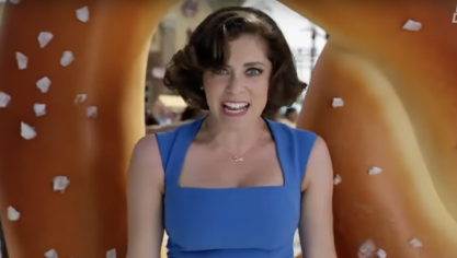 Rachel Bloom inteprète Rebecca Bunch dans le rôle principal de Crazy ex-girlfriend